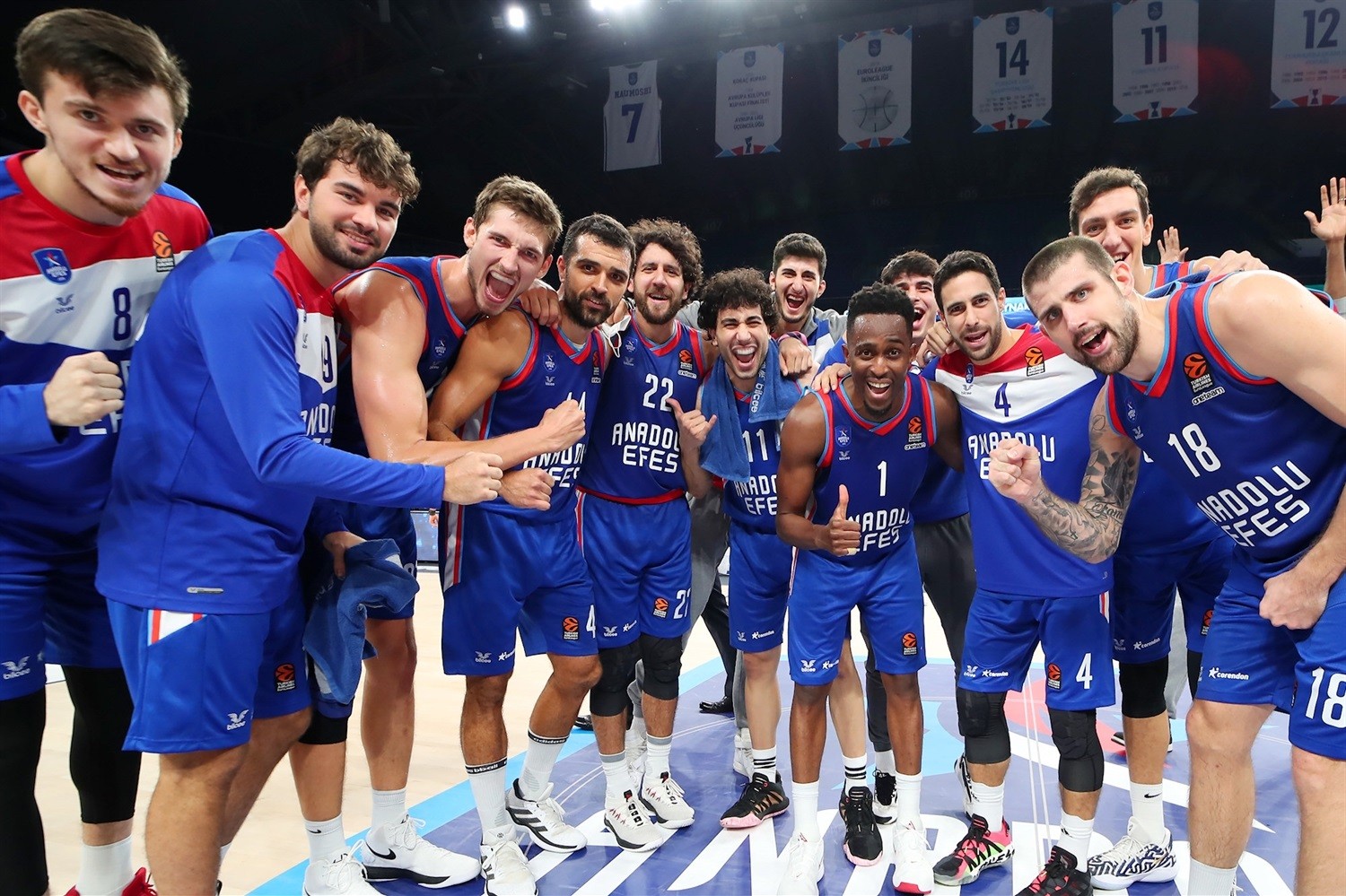 anadolu-efes-istanbul-celebrates-eb20.jpg