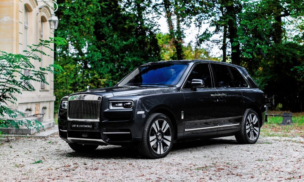 211125172349-rolls-royce-cullinan-lagerfeld-1.jpg