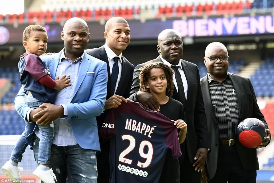 43f7428e00000578-4857474-kylian-mbappe-with-dad-wilfried-second-right-brother-ethan-third-a-86-1504698498776jpg.webp