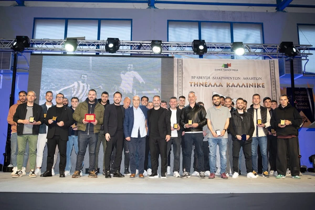 H&nbsp;ομάδα του Φοίνικα Πολίχνης με τον Γιώργο Κούδα&nbsp;