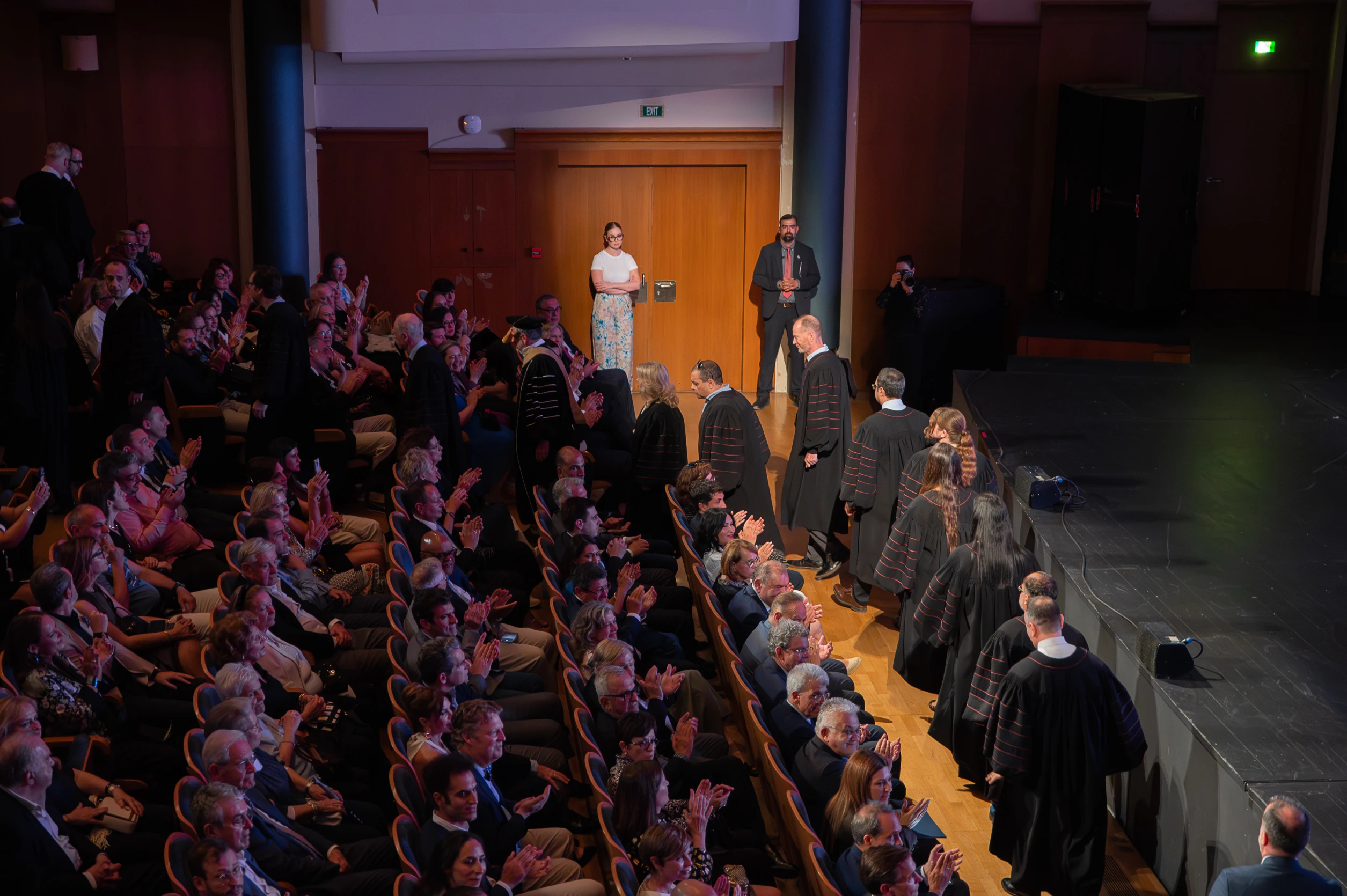 Η επίσημη&nbsp;ακαδημαϊκή πομπή (academic&nbsp;procession) των πρυτανικών αρχών και των καθηγητών με τις παραδοσιακές ακαδημαϊκές ενδυμασίες σύμφωνα με το τυπικό των αμερικανικών και ευρωπαϊκών πανεπιστημίων.