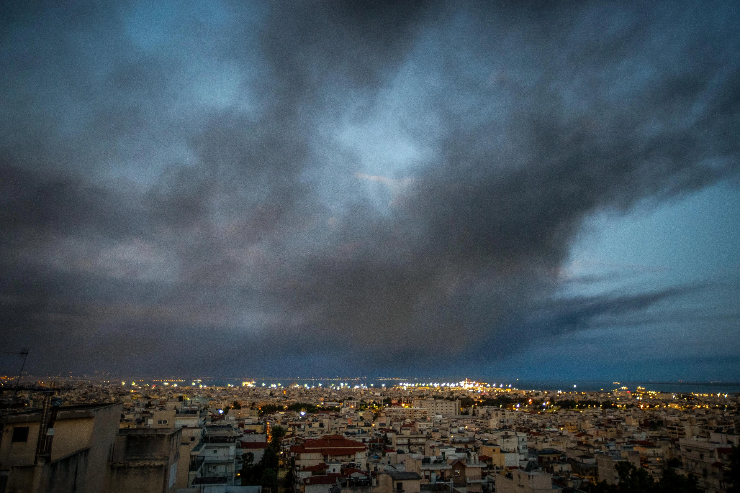 Φωτιά Ωραιόκαστρο - Καπνός στο κέντρο της Θεσσαλονίκης