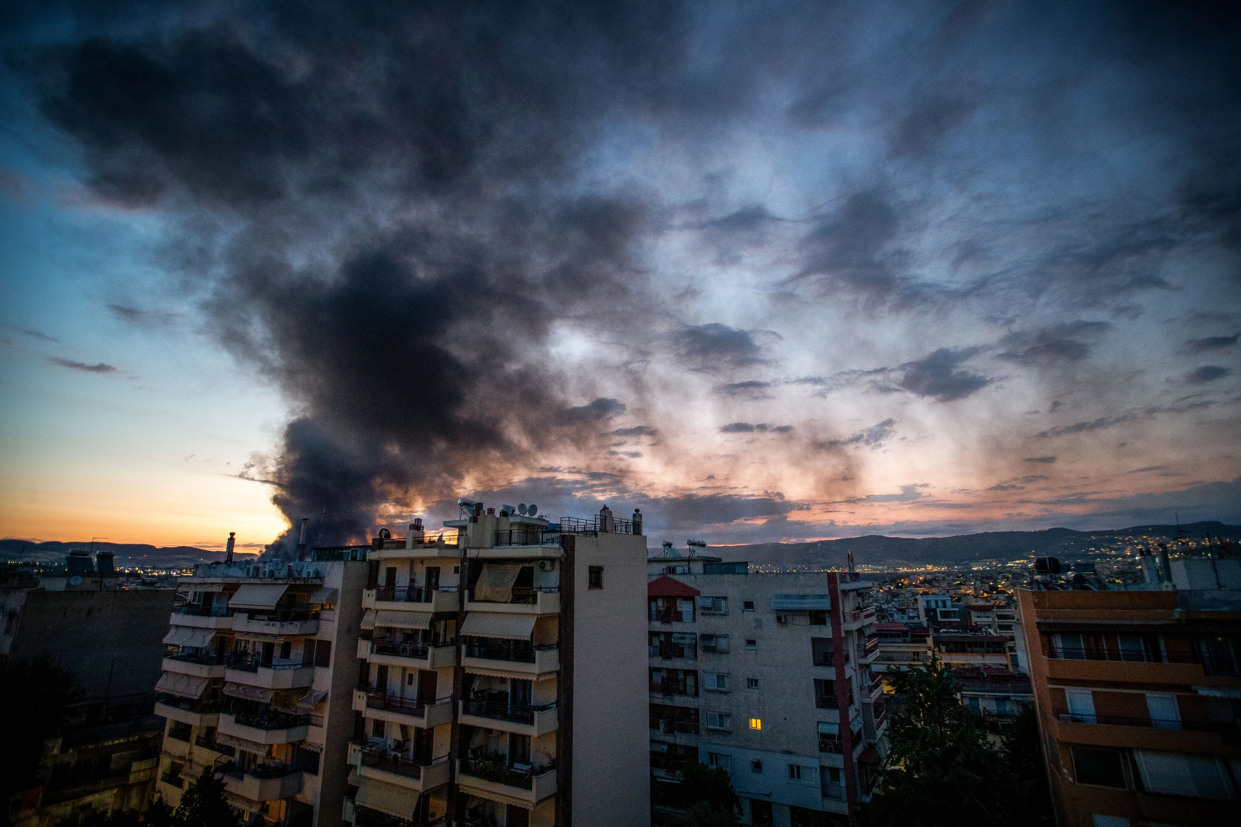 Φωτιά Ωραιόκαστρο - Καπνός στο κέντρο της Θεσσαλονίκης
