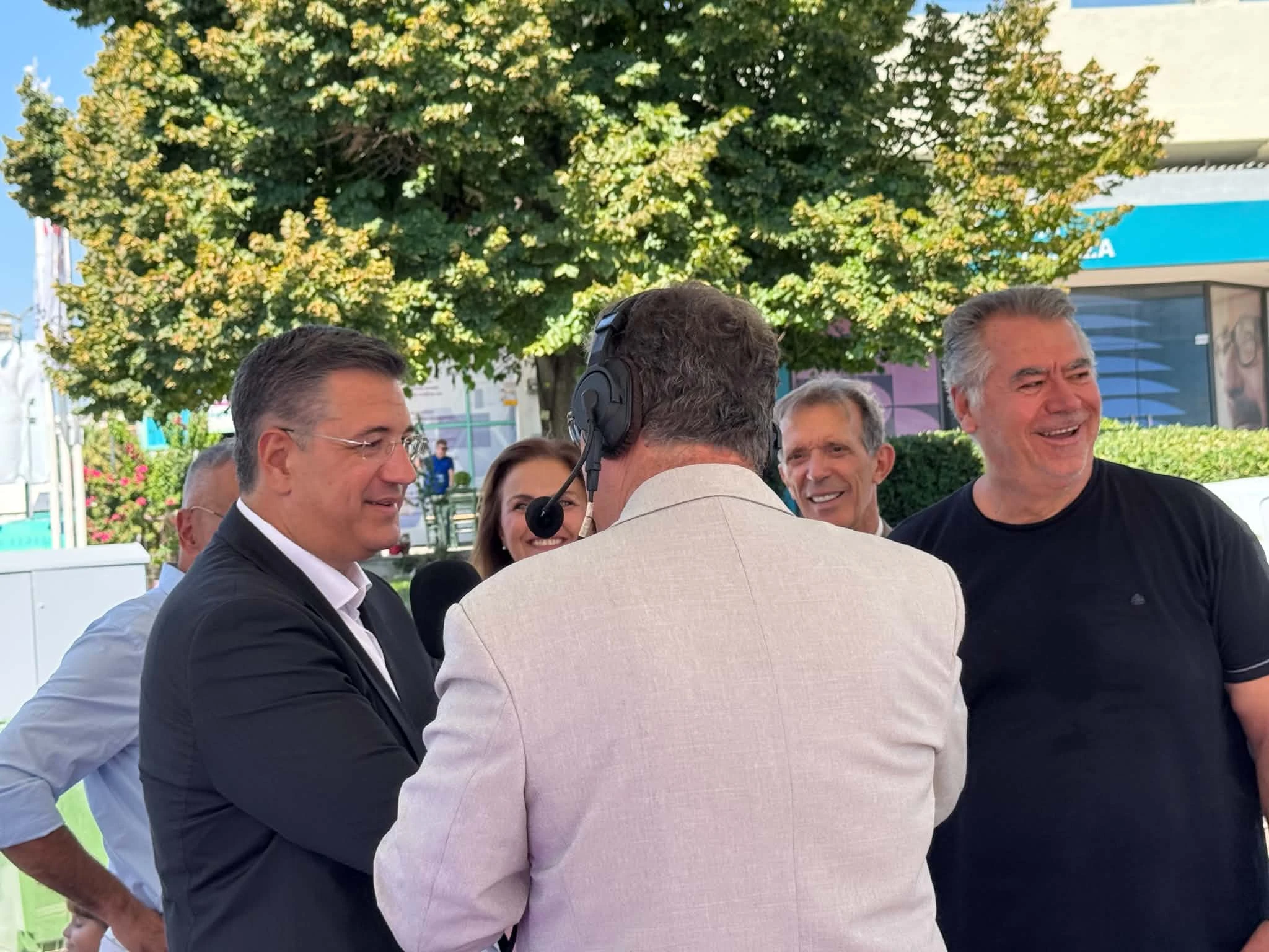 (αριστερά) Απόστολος Τζιτζικώστας, Δήμος Βαρδάκης (ραδιοφωνικός παραγωγός του Metropolis 95,5), Παύλος Ανδρώνης