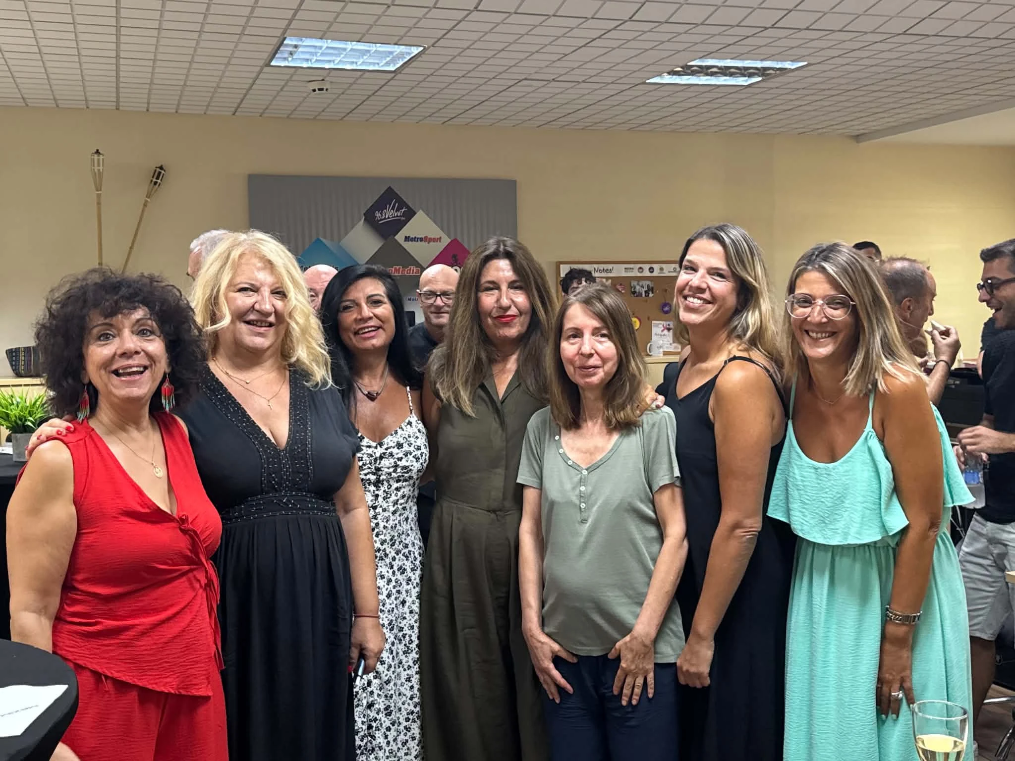 Η Αφροδίτη Τομπακίδου με το εμπορικό τμήμα του ομίλου Metromedia
