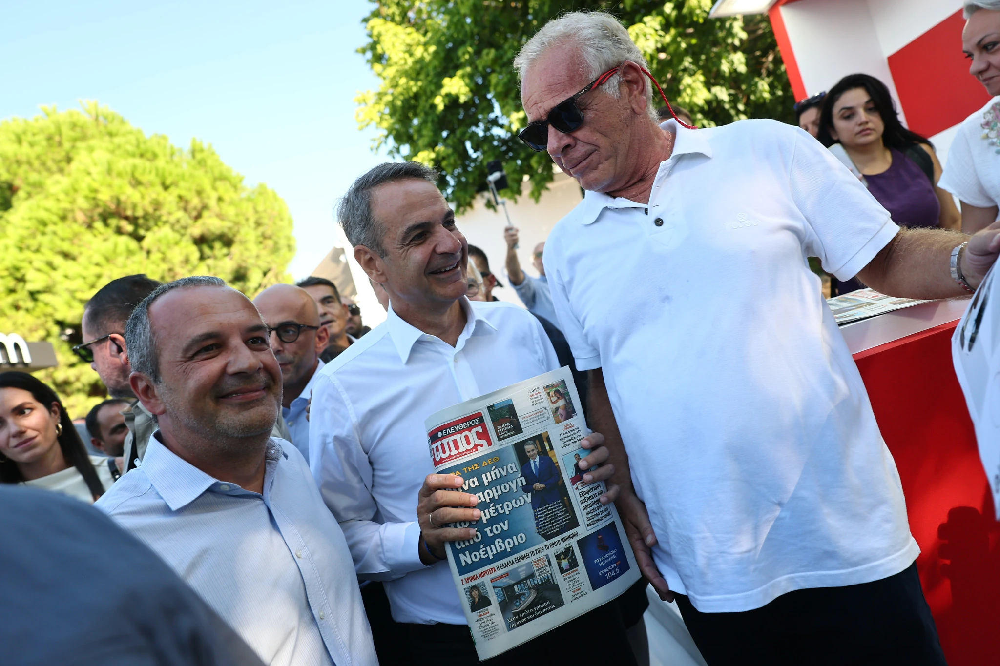 Ο Κυριάκος Μητσοτάκης με το πρωτοσέλιδο του «Ελεύθερου Τύπου»