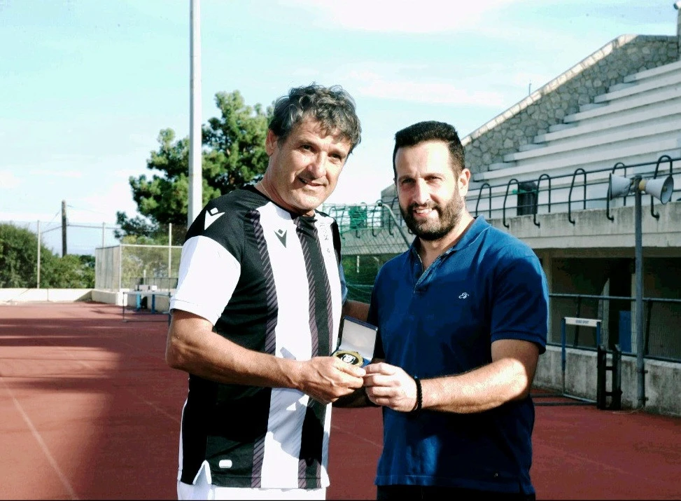 <br>Τιμητική&nbsp;απονομή. Θεόδωρος&nbsp;Παντελόγλου&nbsp;(Αντιδήμαρχος&nbsp;Ομηρούπολης)&nbsp;- Νίκος Καραγεωργίου.<br><br>