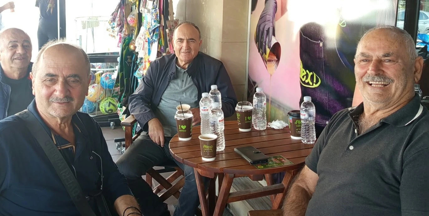 Ποδοσφαιρικές κουβέντες στον Εύοσμο. Ο πρώην πρόεδρος της Δοξας Ελπίδας Χρήστος Καραγιαννίδης, ο πρώην ποδοσφαιριστής της Δόξας Ελπιδας και άλλων ομάδων αλλά και παρατηρητής της ΕΠΣΜ Ζαχαρίας Μαυρίδης και ο πρώην διευθυντής της ΕΠΣΜ&nbsp;Αναστάσιος Μαυρίδης