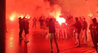 Οι οπαδοί του ΠΑΟΚ έκαναν τη νύχτα μέρα στην Καμάρα