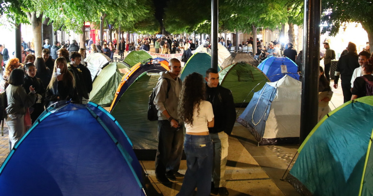 1330653 Θεσσαλονίκη: Φοιτητές έστησαν σκηνές στην Αγίας Σοφίας ενόψει του ...