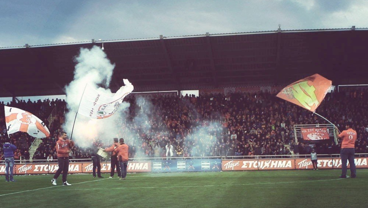 Δίπλα της ο κόσμος