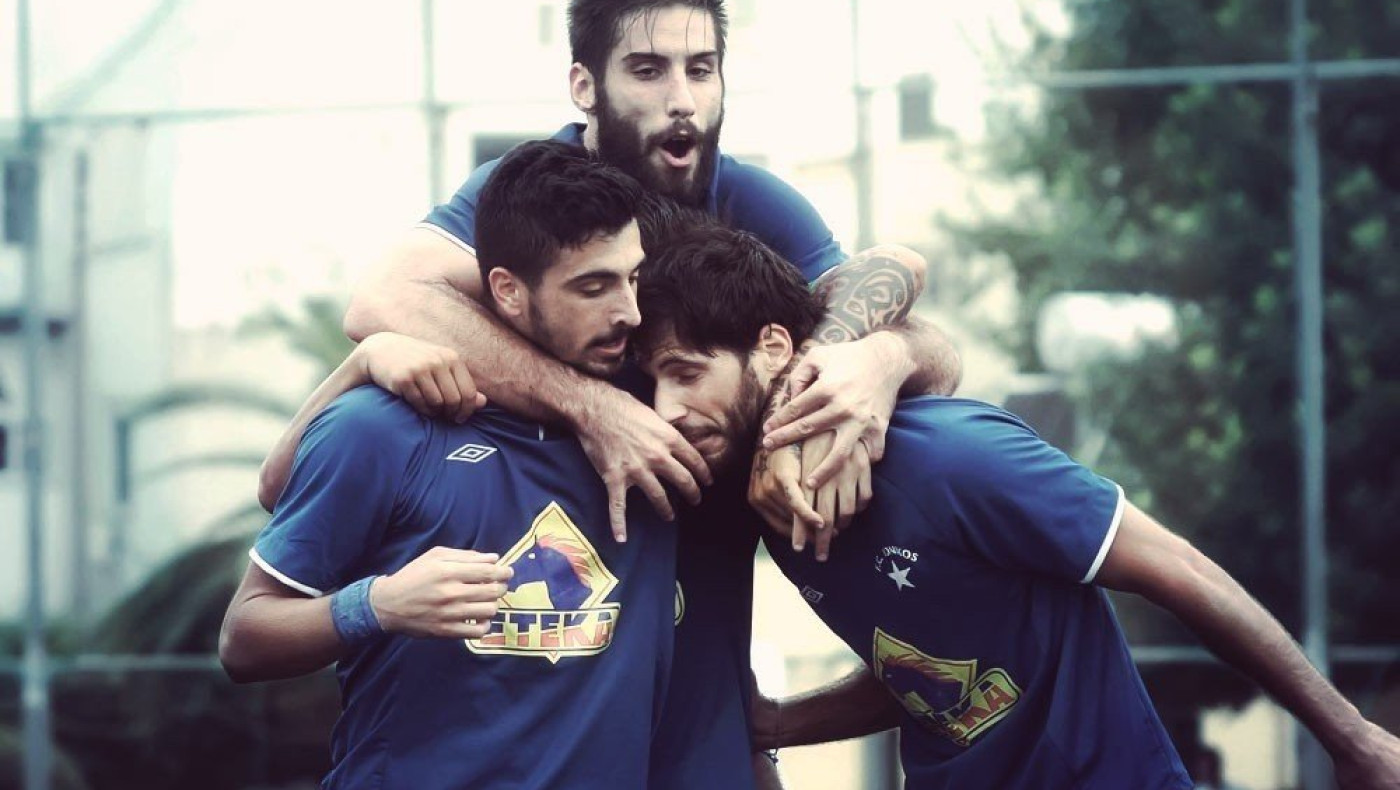 Κότες, φέρετρα και... ξύλο! (videos)