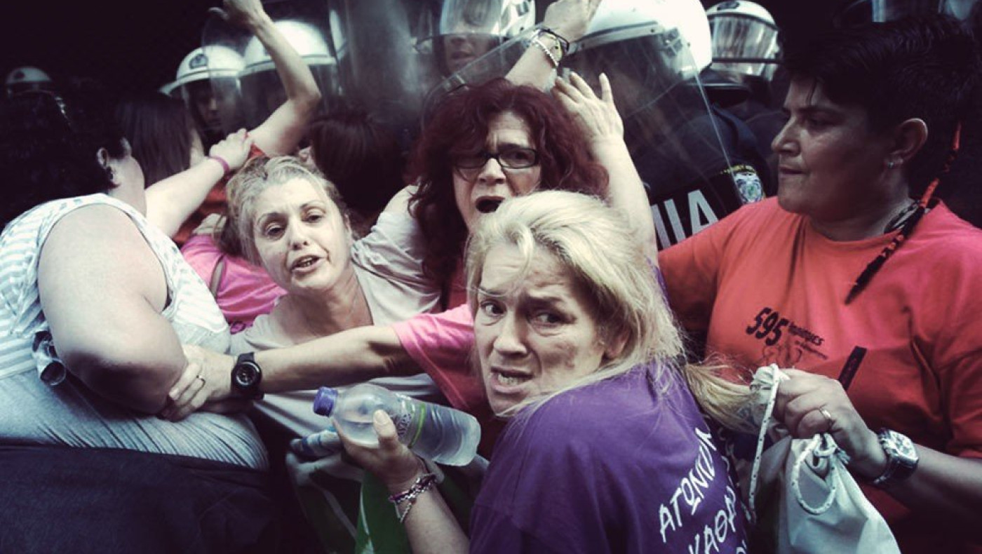 Τέσσερις τραυματίες στις συγκρούσεις ΜΑΤ-καθαρίστριες (video)