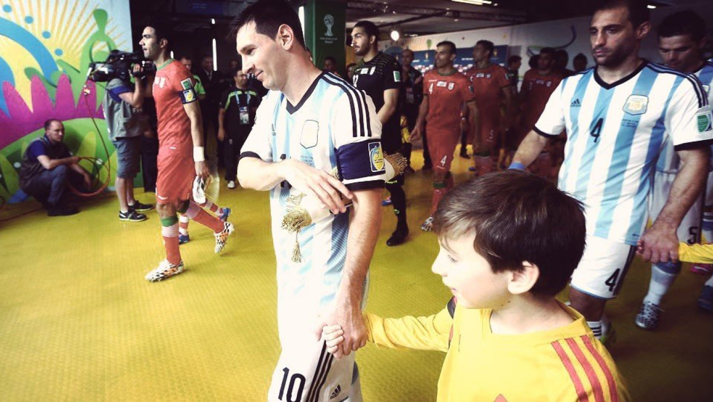 Καβάντζωσε τη φανέλα του Μέσι (video)