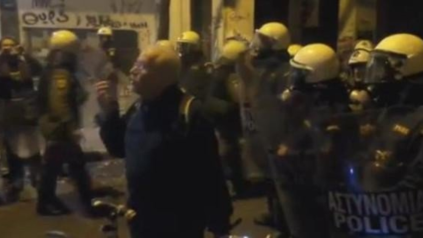 Απίστευτος παππούς, απευθύνεται στα ΜΑΤ (video)