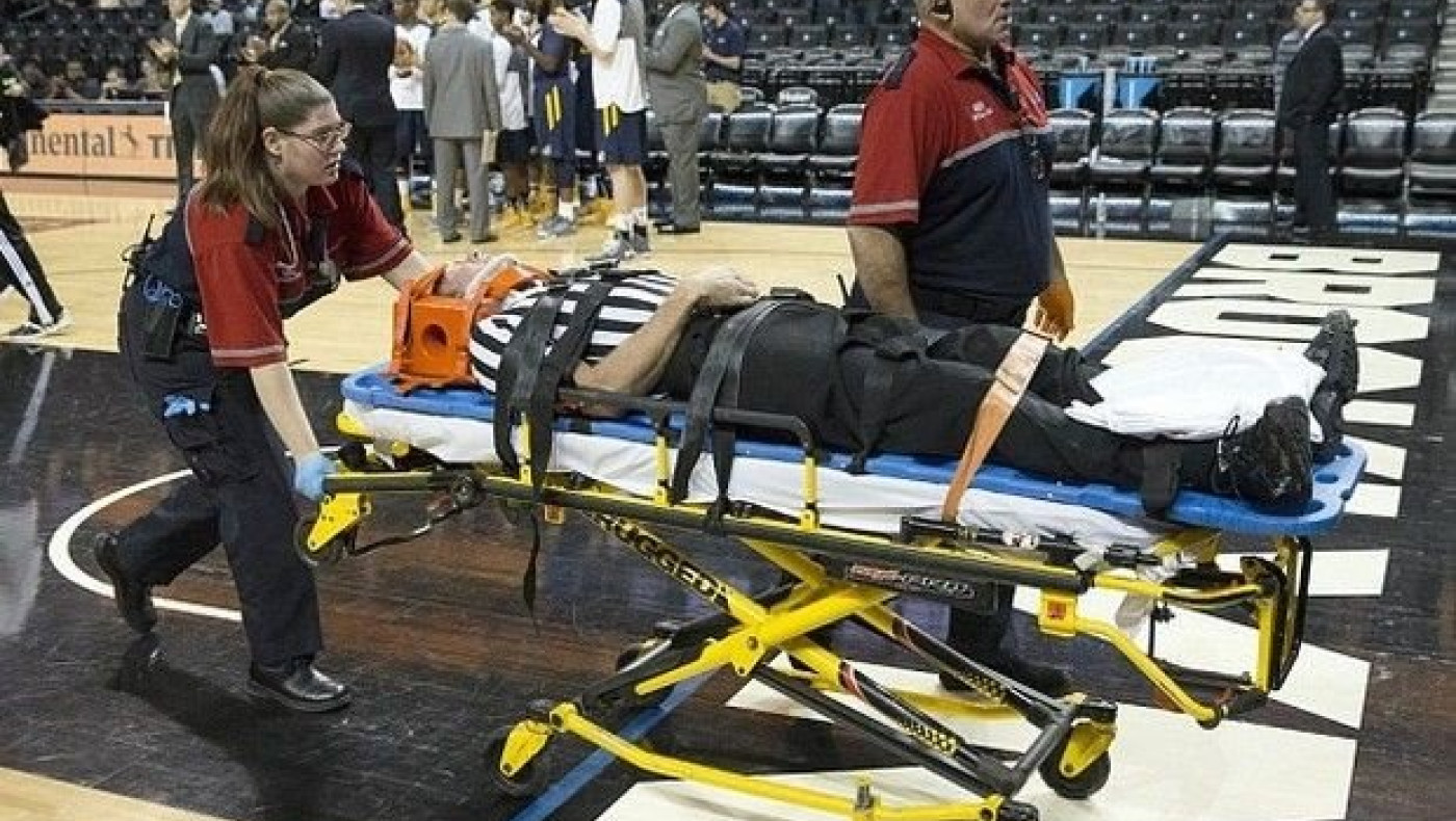 Διαιτητής σωριάστηκε μετά το τζάμπολ (pics/vid)