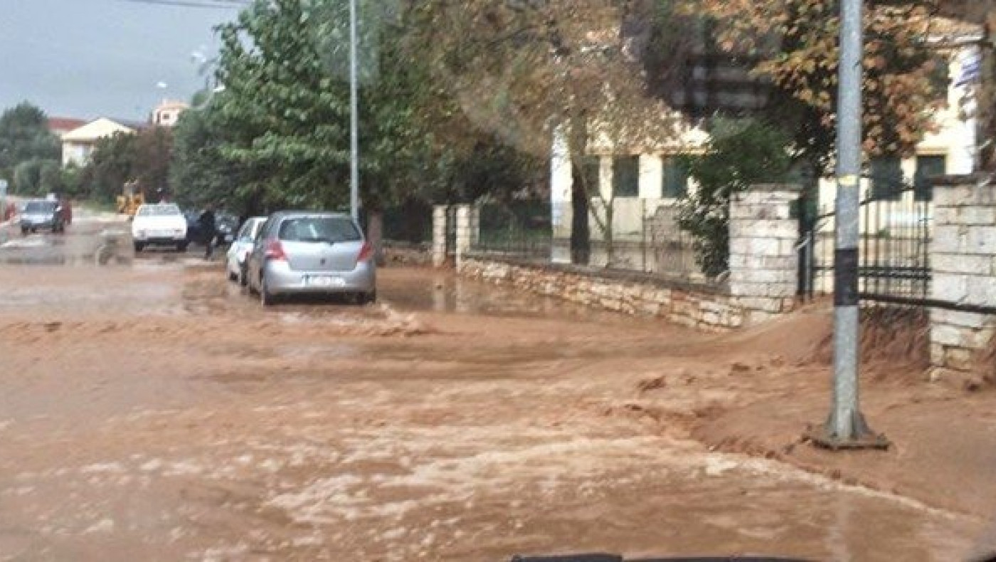 Σε πισίνα μετατράπηκε σχολείο στα Σύβοτα-Ανεμοστρόβιλος έριξε 2 κολώνες της ΔΕΗ