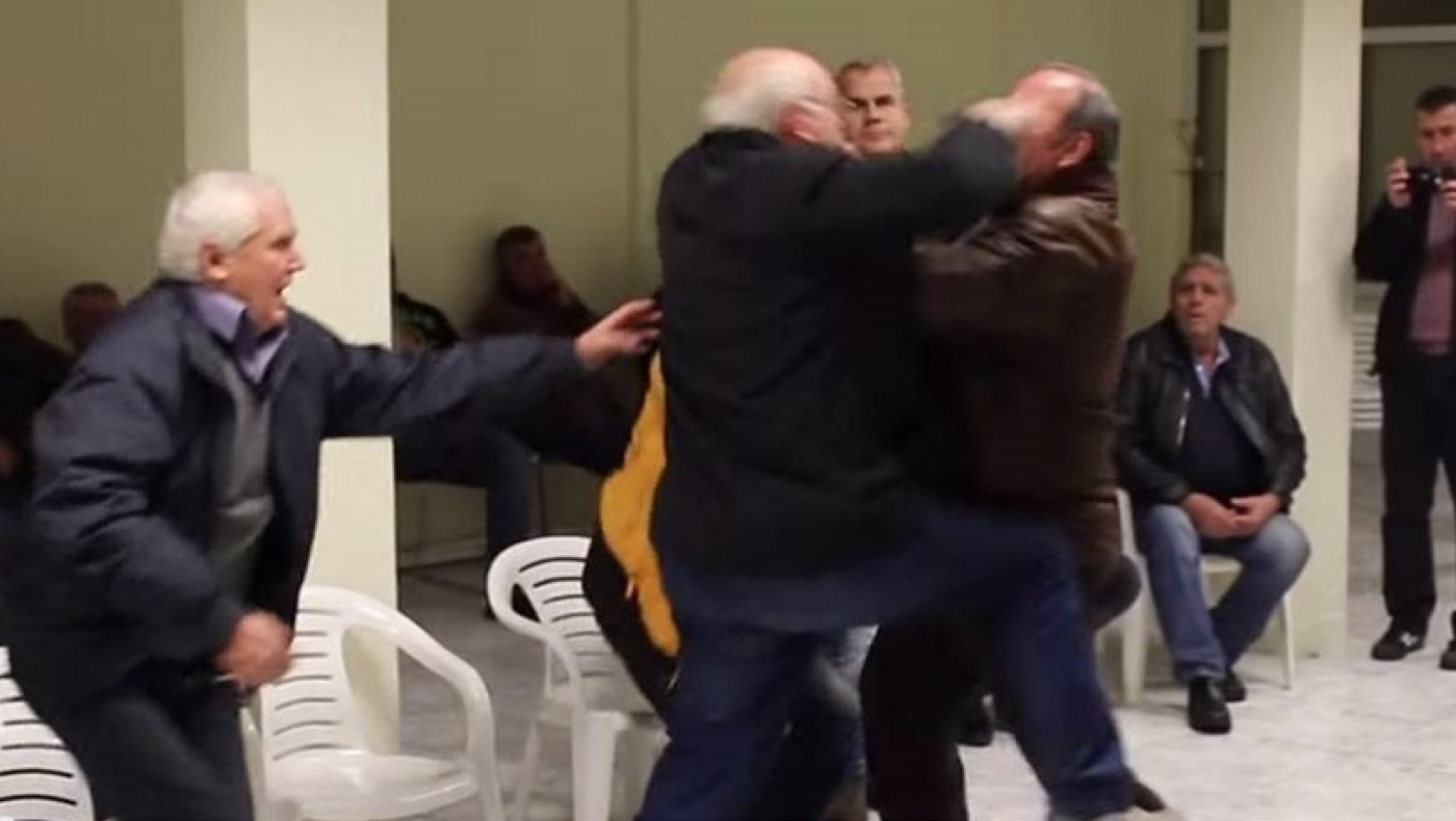 Με βρισιές και μπουνιές έλυσαν τις διαφορές τους στο Ωραιόκαστρο! (videos)