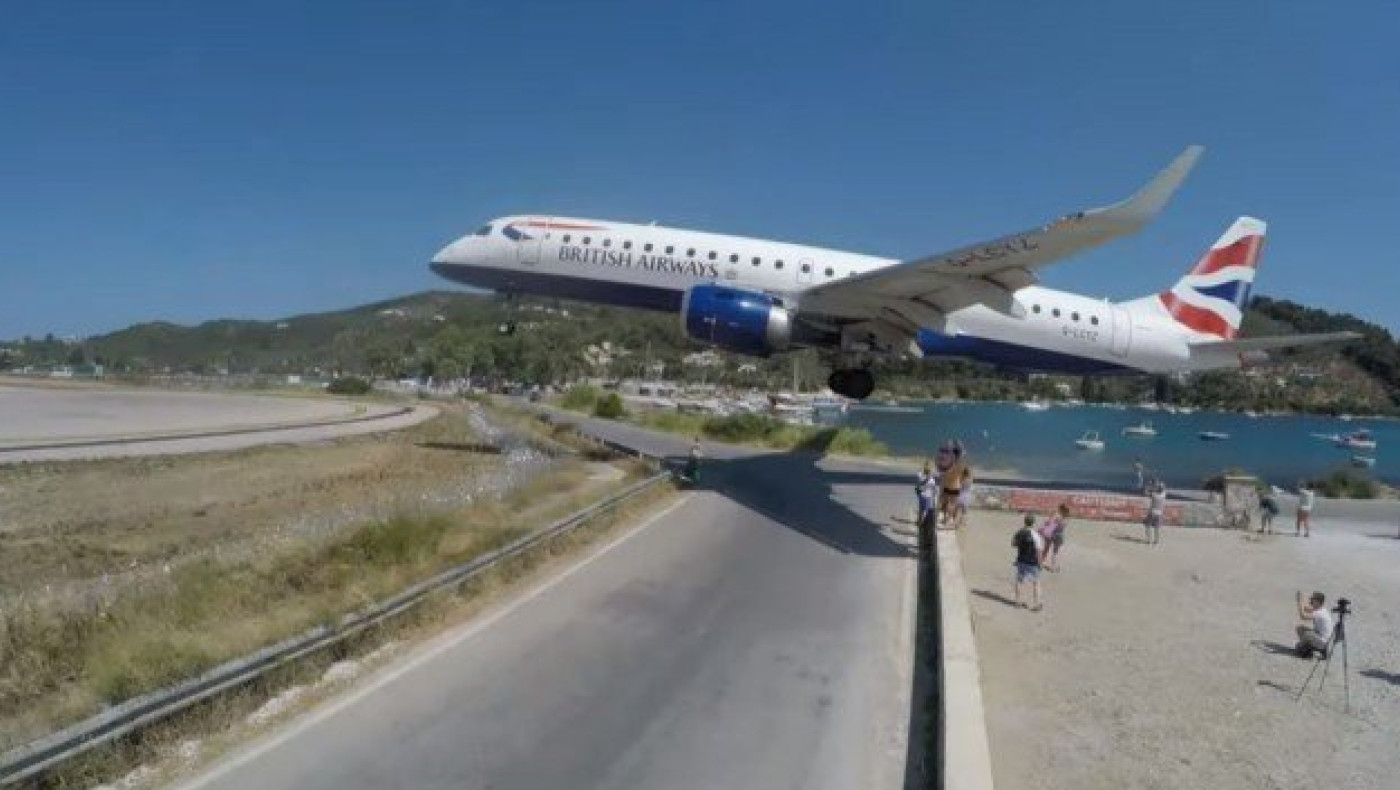 Η απίστευτη προσγείωση αεροπλάνου στη Σκιάθο που κόβει την ανάσα (v)