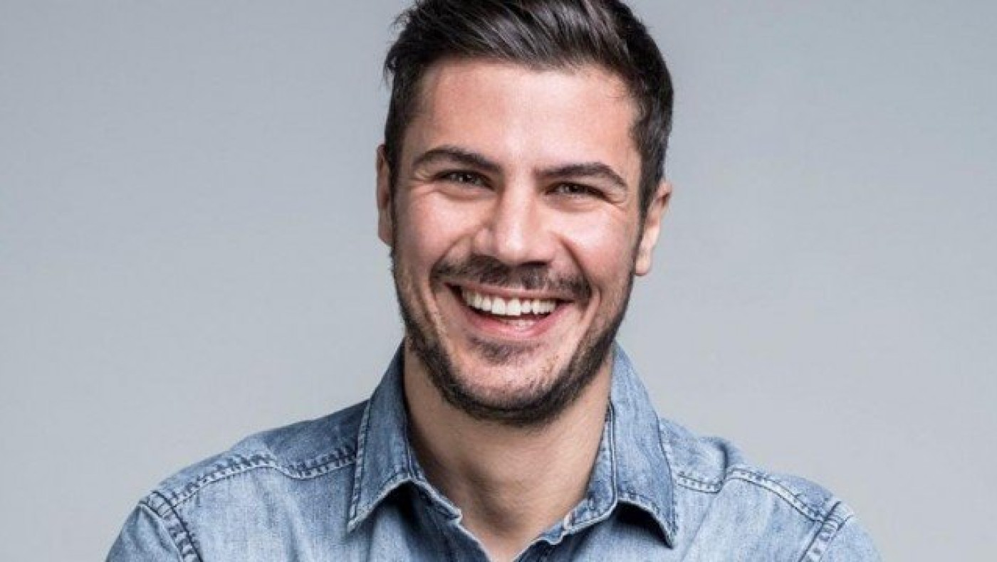 Η     εντυπωσιακή     νέα σύντροφος του Άκη Πετρετζίκη  (photo)