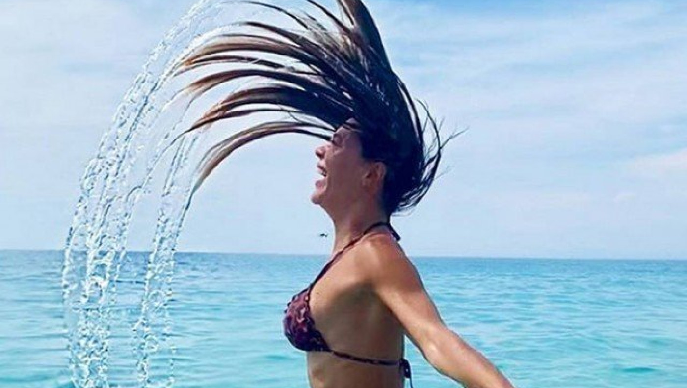 Η Νικολέττα Καρρά βάζει... φωτιά στις       παραλίες!