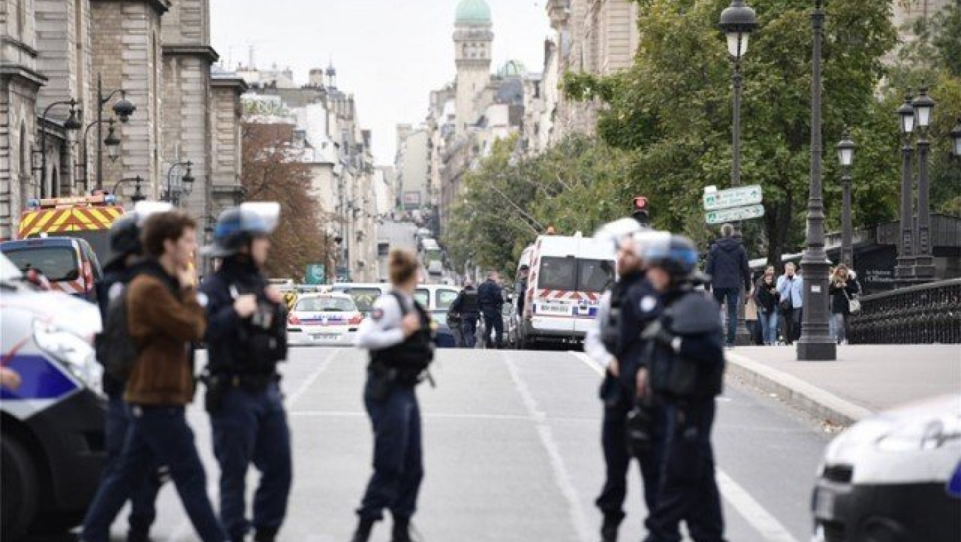Συναγερμός στο Παρίσι: Nεκροί αστυνομικοί από επίθεση με μαχαίρι