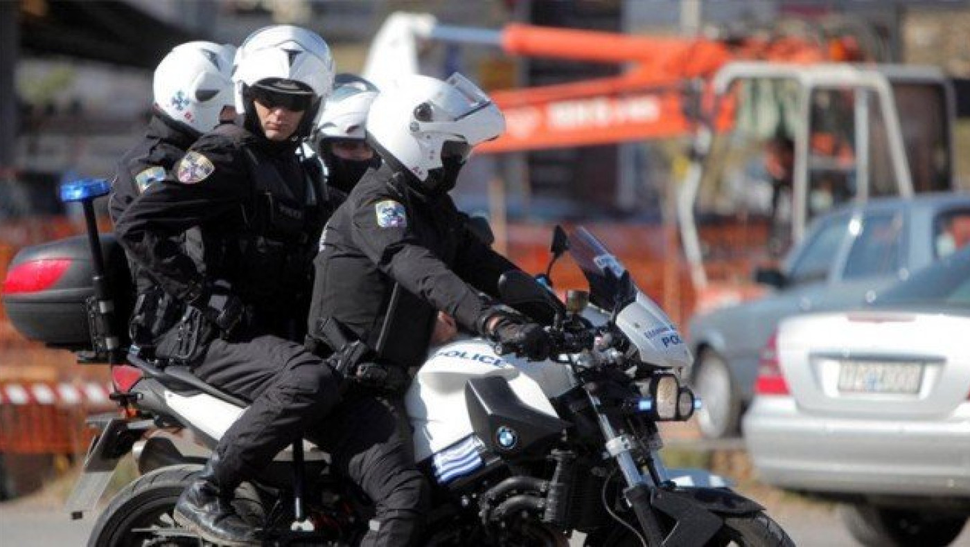 Θεσ/νίκη: Τη λήστεψαν και χτύπησαν με αμάξι τον άνδρα και τον γιο της