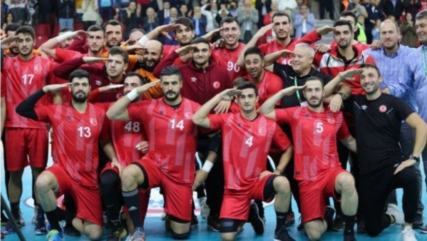 Τούρκοι παίκτες του Ολυμπιακού και της ΑΕΚ χαιρέτησαν στρατιωτικά