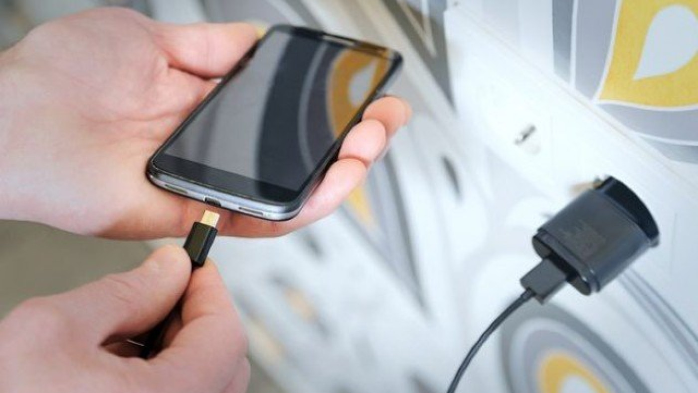 Σταματήστε να φορτίζετε το κινητό σας με αυτόν τον επικίνδυνο τρόπο