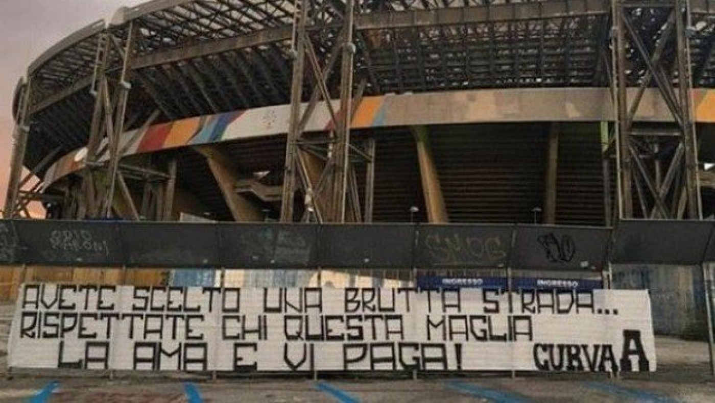 Νάπολι: Πανό εναντίον των παικτών σε όλη την πόλη! (pics)