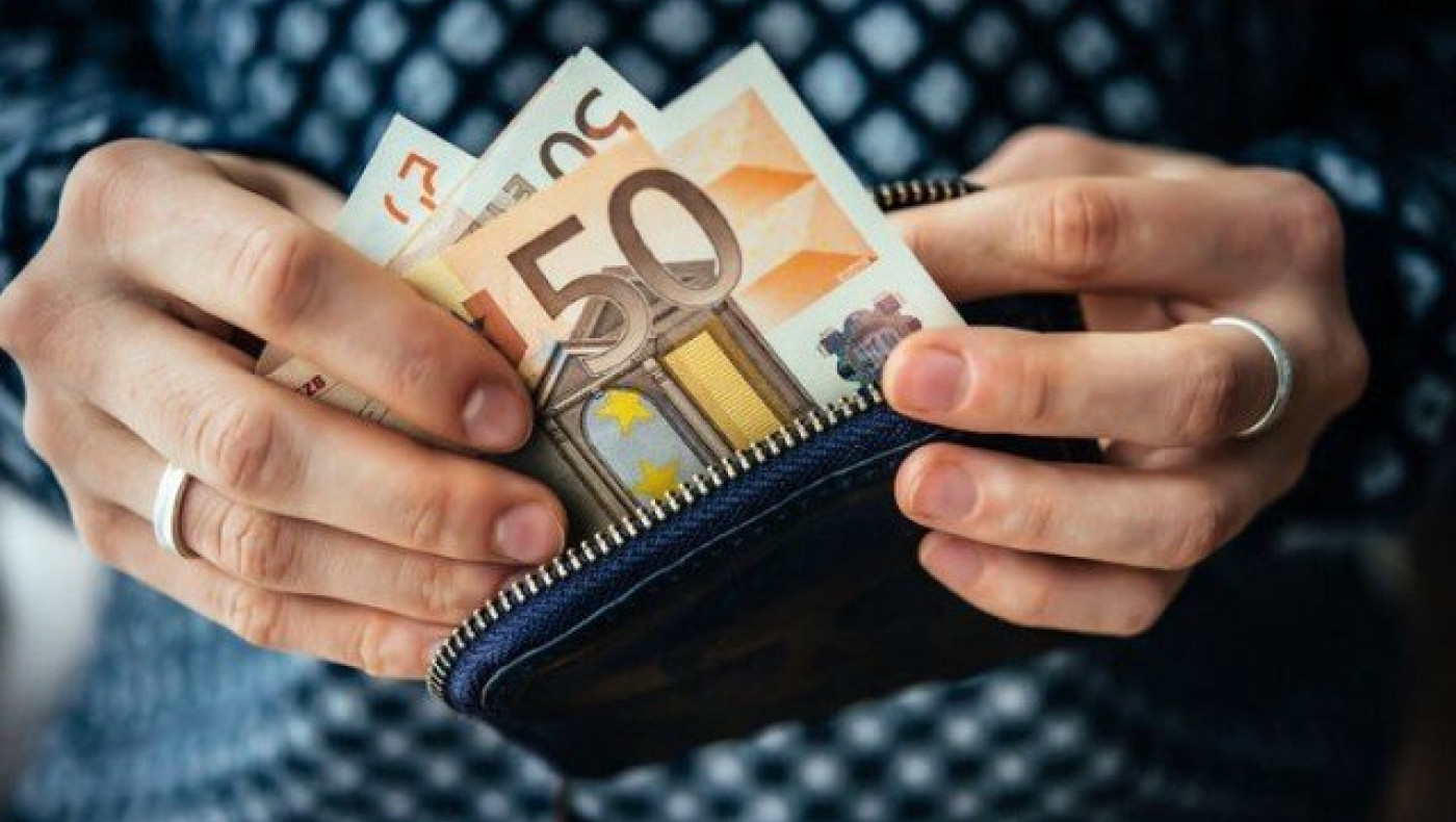 Έμμεσες αυξήσεις σε μισθωτούς και συνταξιούχους από την Πρωτοχρονιά