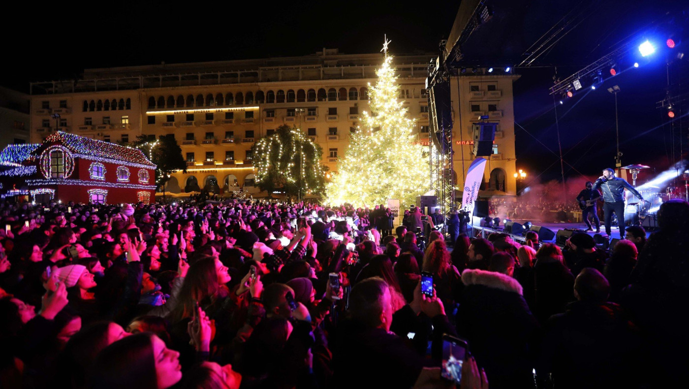 Φωταγωγήθηκε το χριστουγεννιάτικο δέντρο στην Αριστοτέλους