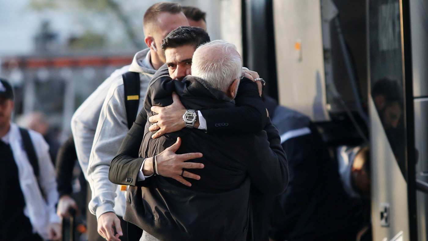 Η εγκάρδια αγκαλιά Φερέιρα με Ιβάν κατά την άφιξη του ΠΑΟΚ!