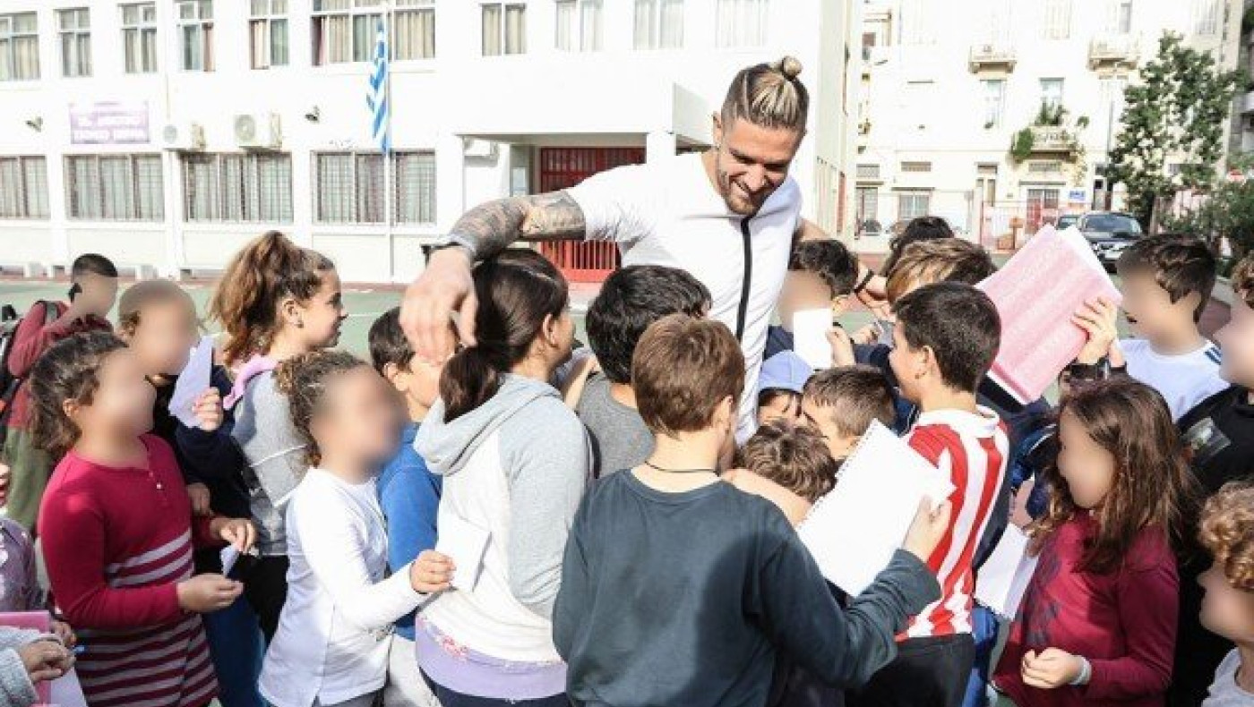 Η επίσκεψη Πασχαλάκη-Κούτρη σε σχολείο του  Πειραιά (video)