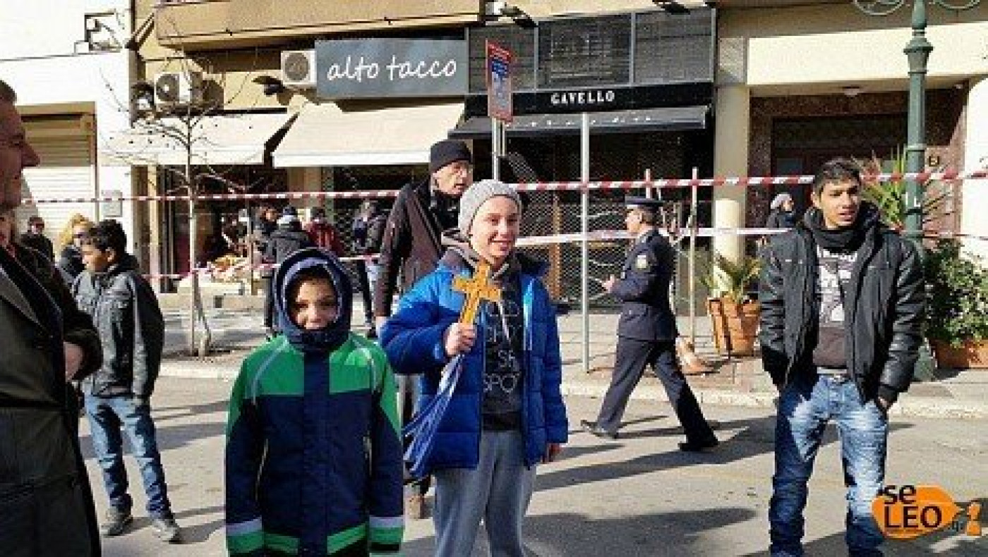 13χρονος έπιασε τον Τίμιο Σταυρό στη Θεσσαλονίκη! (photo)