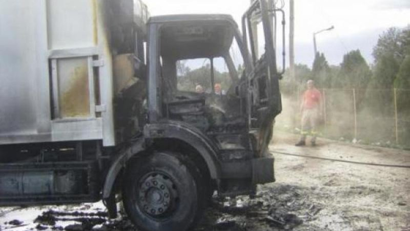 Ξέσπασε φωτιά σε απορριματοφόρο στην Άνω Τούμπα 
