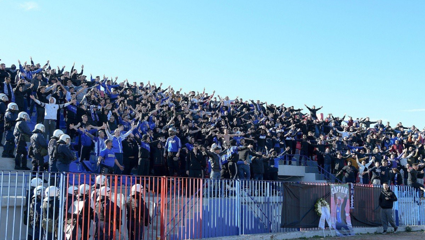 Απίστευτο: Πέταξε πάγκο σε οπαδούς της Νίκης Βόλου!