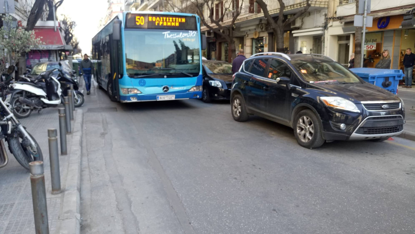 Ασυνείδητος οδηγός έκλεισε δρόμο στη Θεσσαλονίκη
