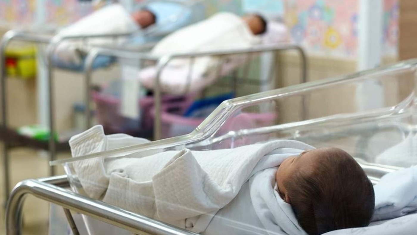 Ξεκινούν αύριο οι αιτήσεις για το επίδομα γέννας