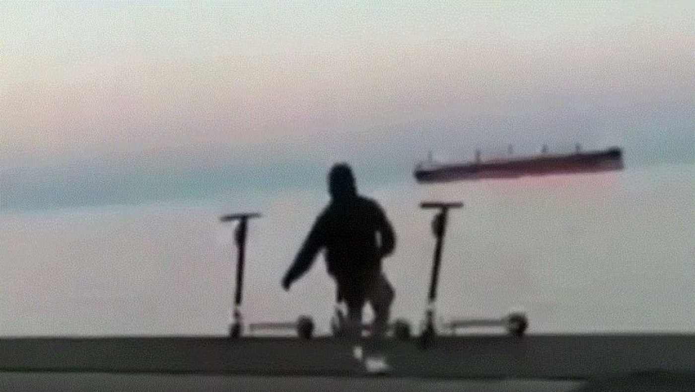 Ασυνείδητοι ρίχνουν πατίνια στον Θερμαϊκό και... πανηγυρίζουν!