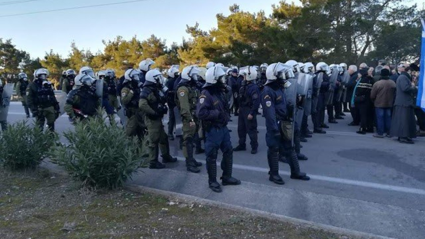 Δακρυγόνα, ξύλο και τραυματίες στην Καράβα Λέσβου