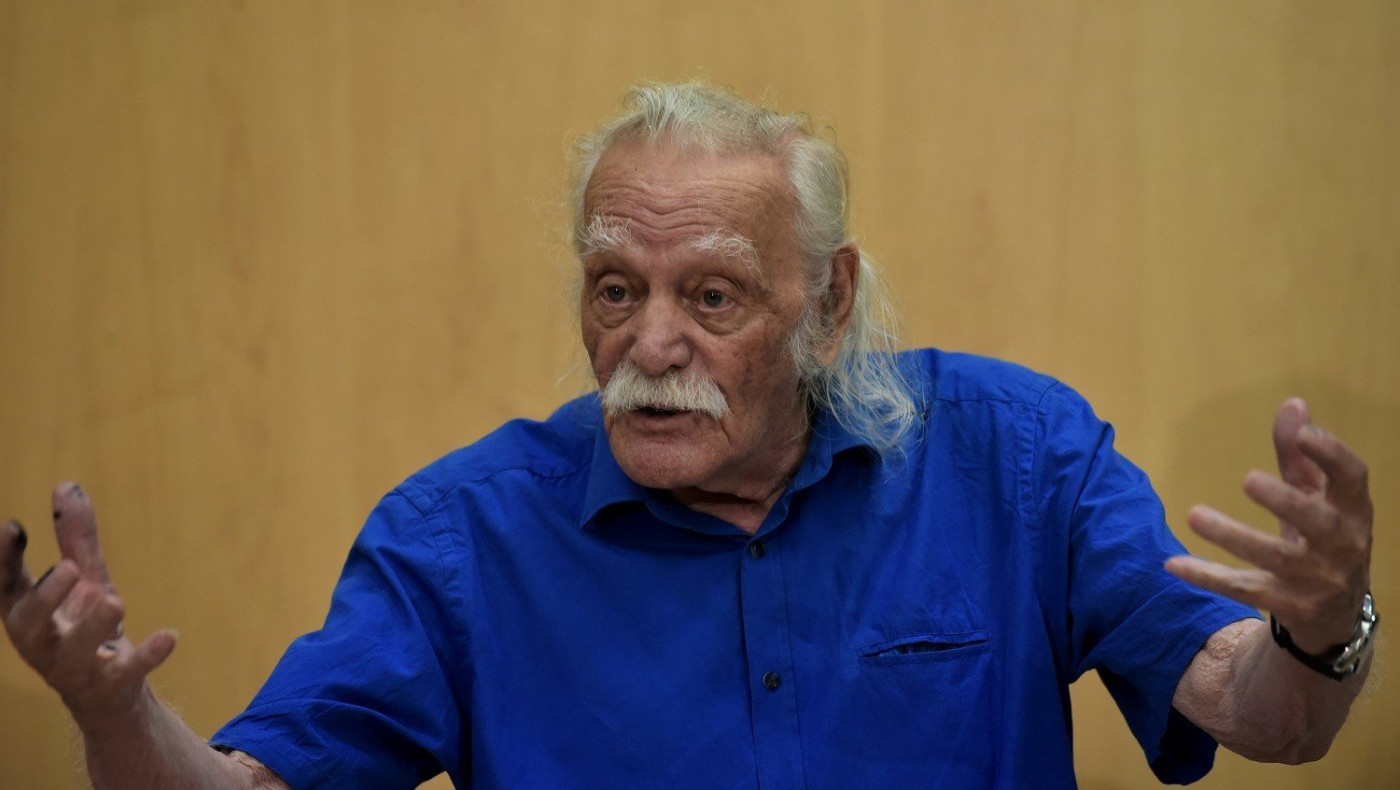 Χειροκροτήματα από τα μπαλκόνια για τον Μανώλη Γλέζο