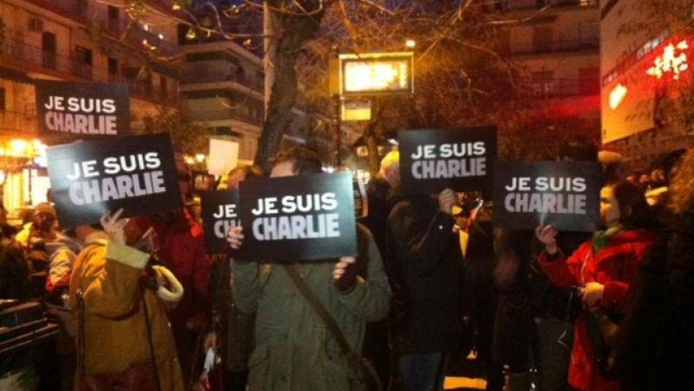 Ο Γιάννης Μπουτάρης λέει "Je suis Charlie" έξω από το Γαλλικό Ινστιτούτο! (pic)