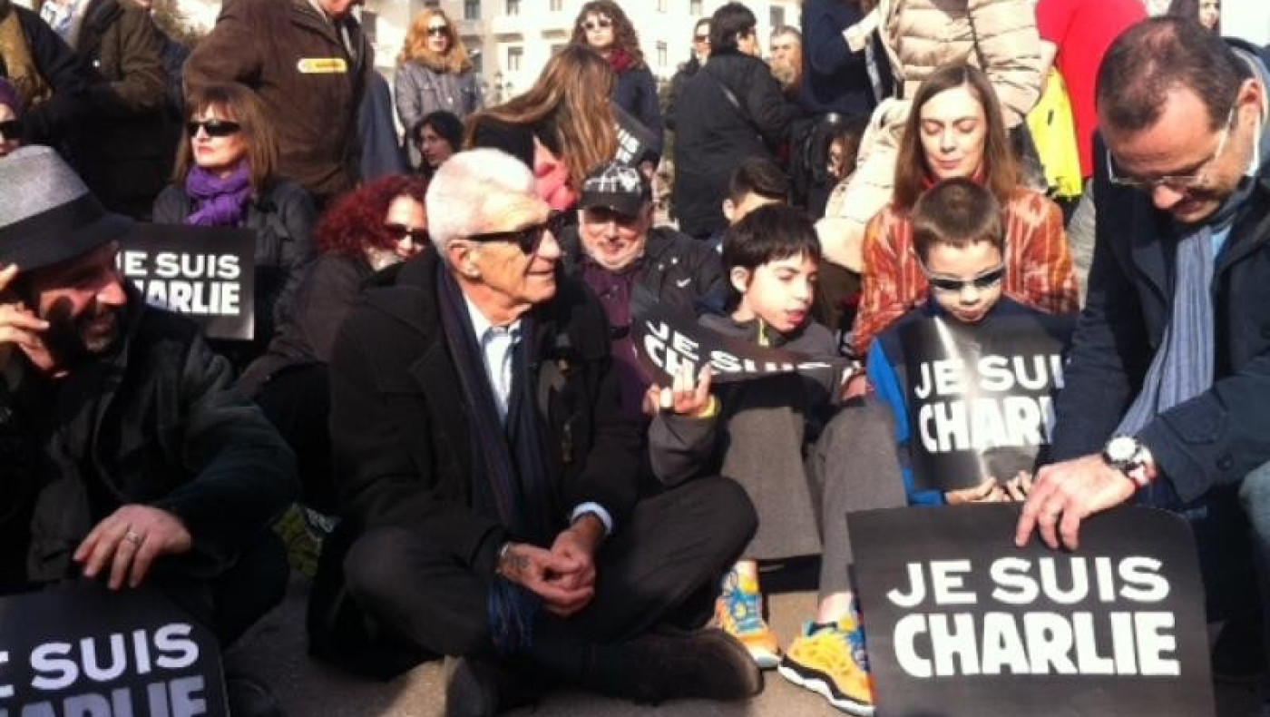 Καθιστική διαμαρτυρία για το "Charlie Hebdo" στην Πλατεία Αριστοτέλους (vid) 