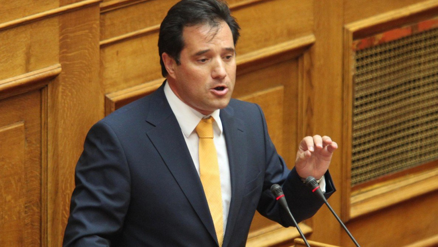 Γκαζάκια στο βιβλιοπωλείο του Άδωνι Γεωργιάδη!