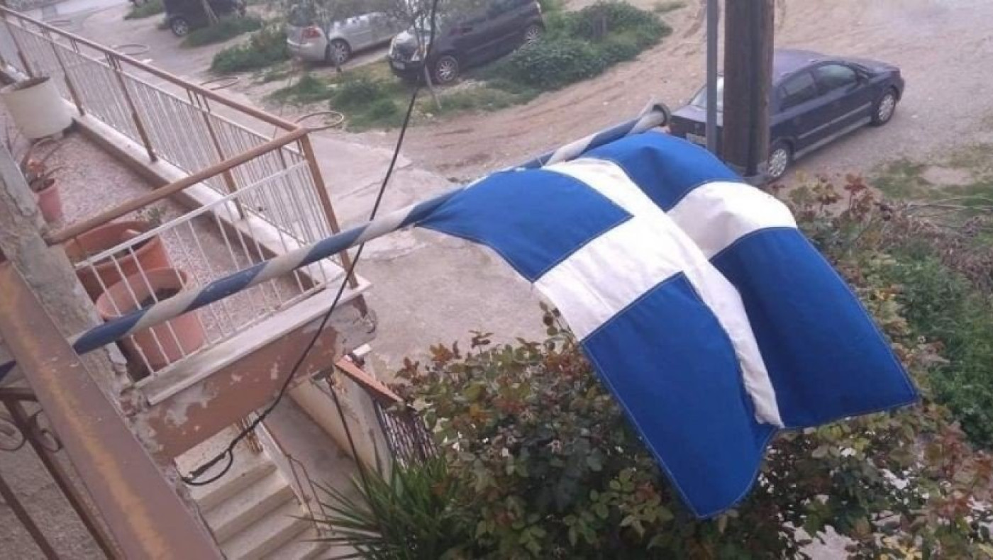 Σημαία άνω των 100 ετών κυματίζει μπαλκόνι της Θεσσαλονίκης