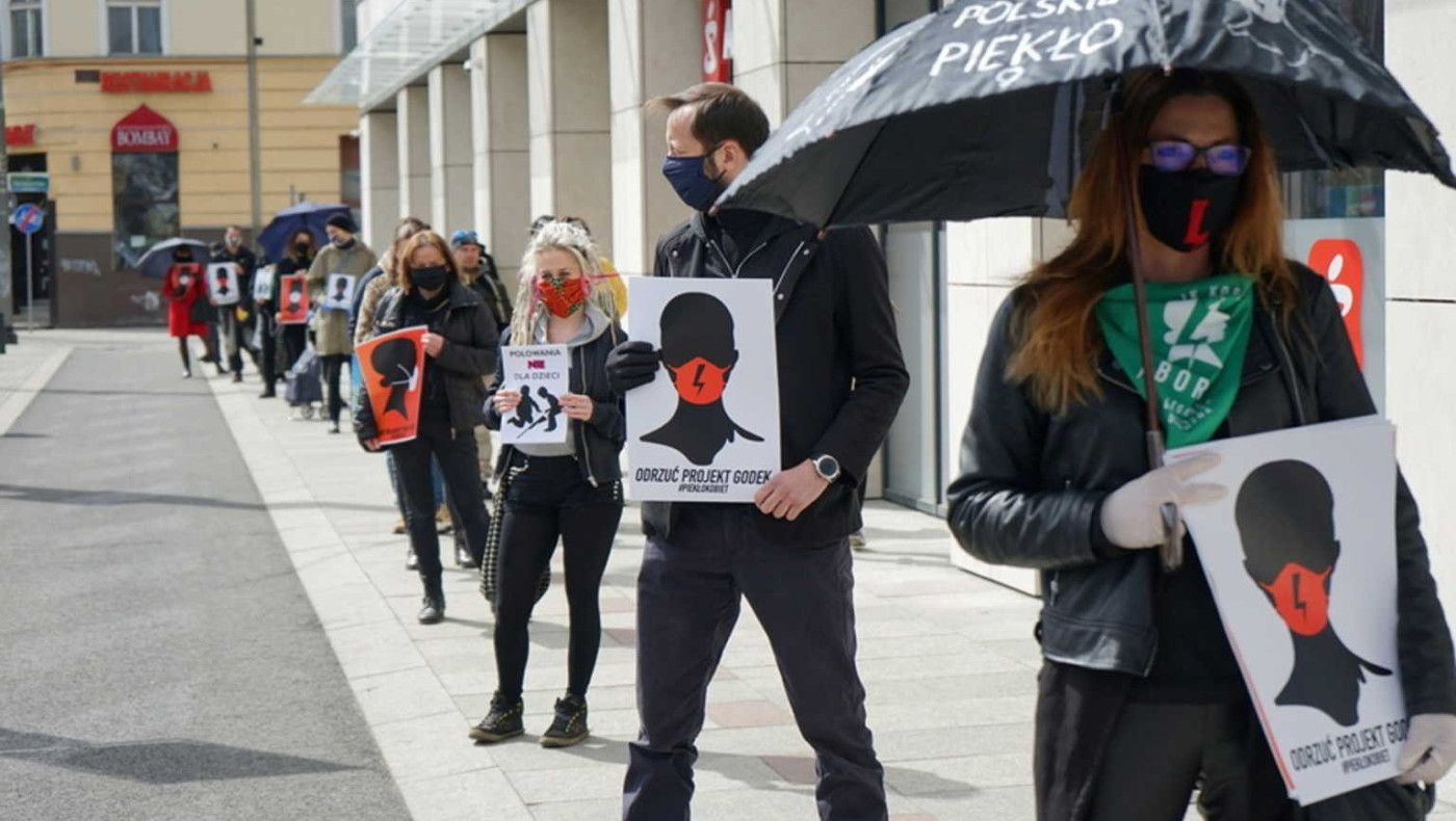 Στην Πολωνία διαδήλωσαν κατά των αμβλώσεων αψηφώντας την καραντίνα