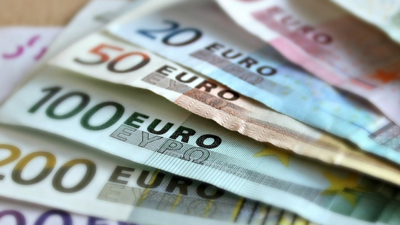 Επίδομα 300 ευρώ: Ποιοι το δικαιούνται, πότε θα το λάβουν