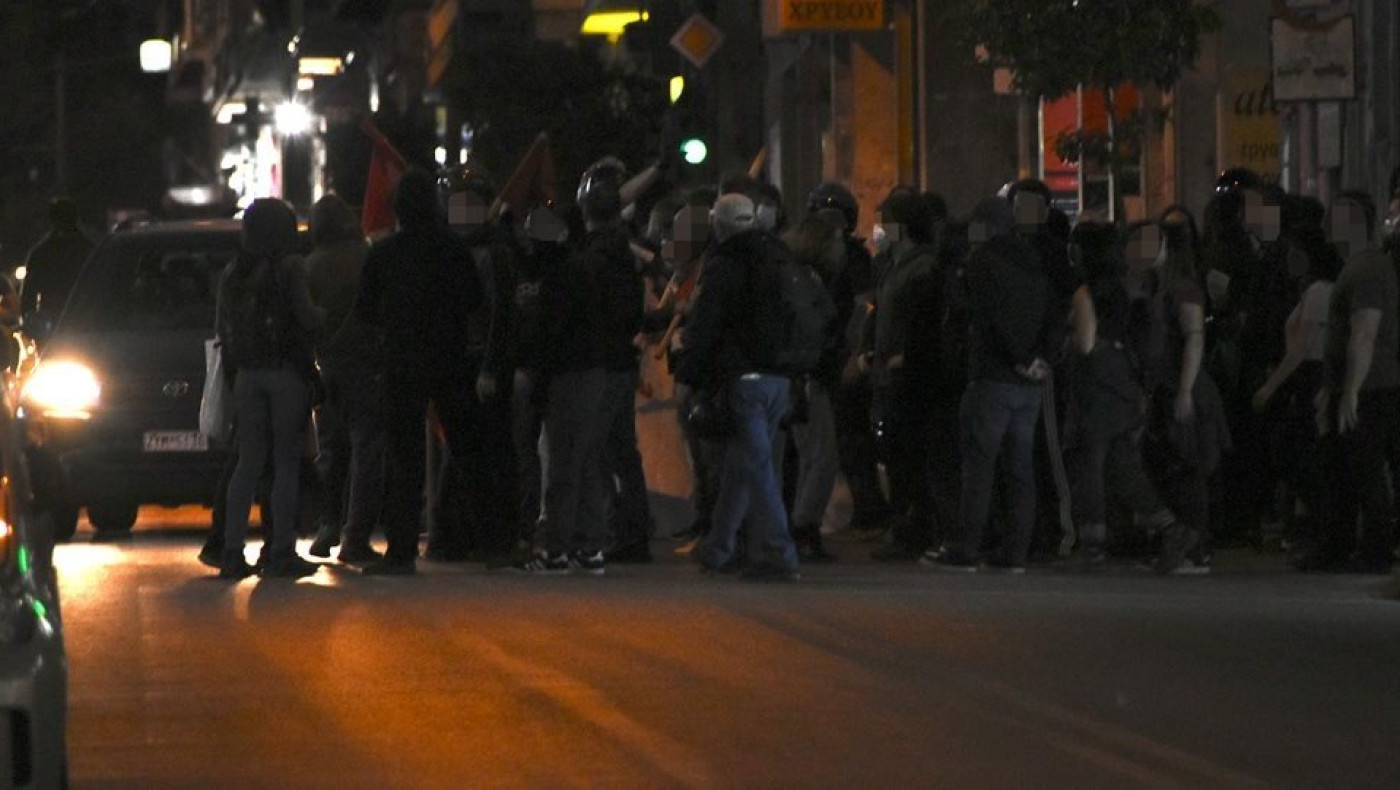 Επεισόδια στην Κυψέλη: Αντιεξουσιαστές σπάνε βιτρίνες