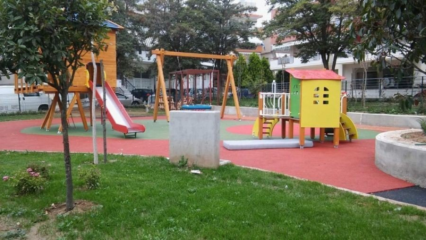Λαμία: Σκύλος μπήκε σε παιδική χαρά και δάγκωσε παιδάκι και τη μάνα του